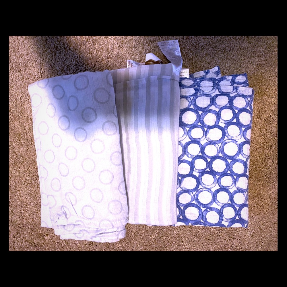 3 muslin blankets.